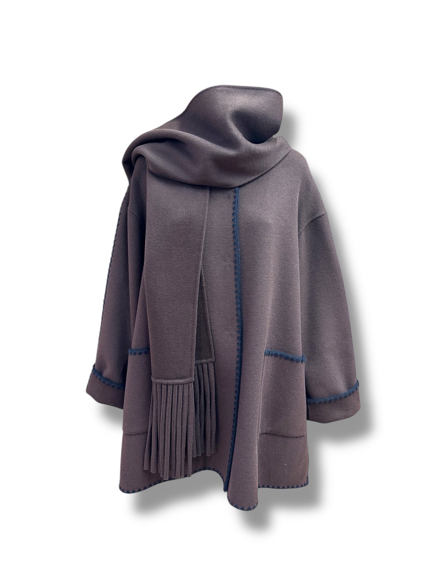 Cappotto marrone con sciarpa