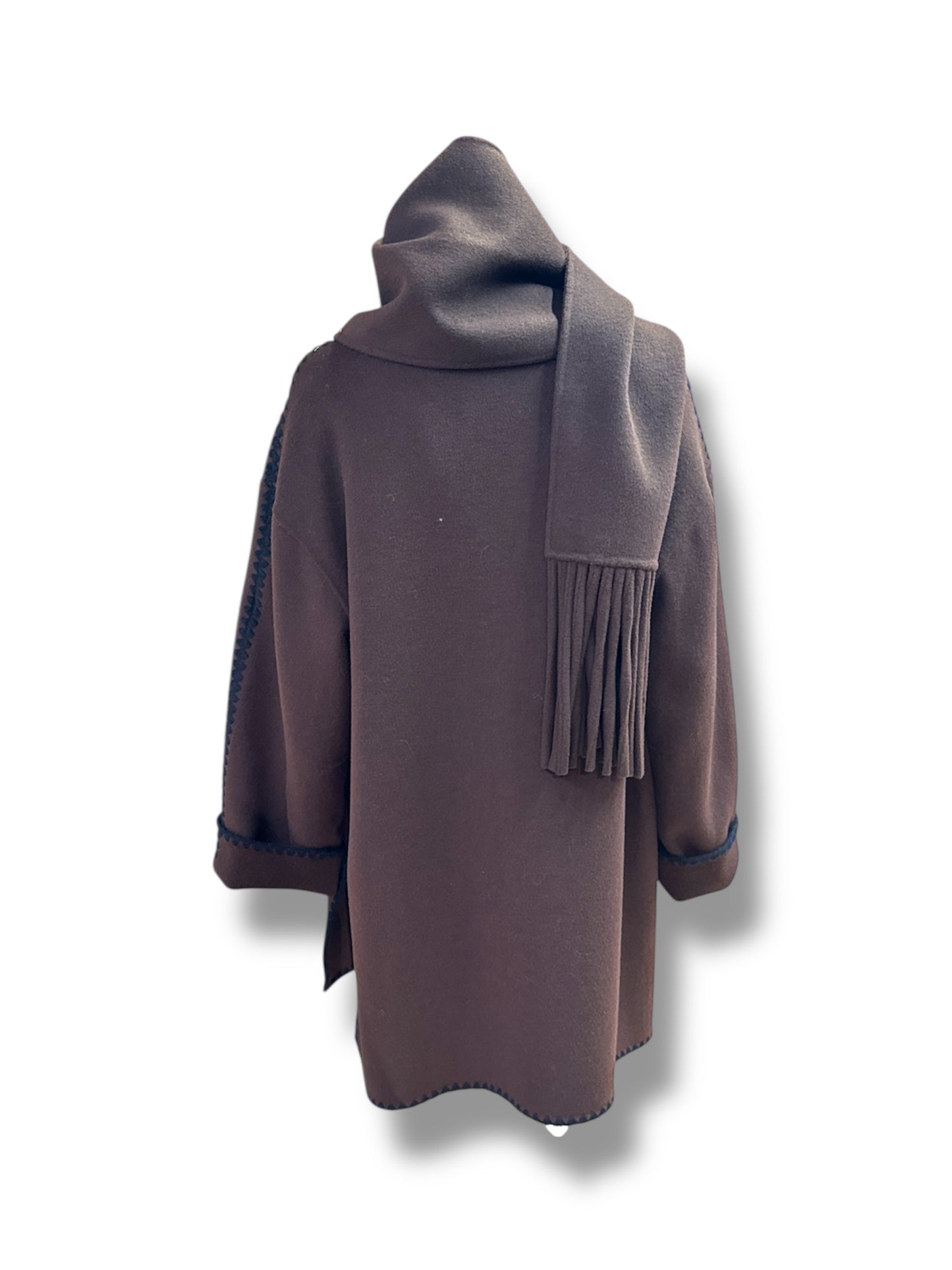 Cappotto marrone con sciarpa